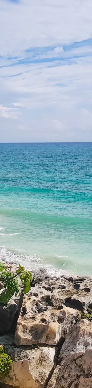 Mayaruine über dem Meer